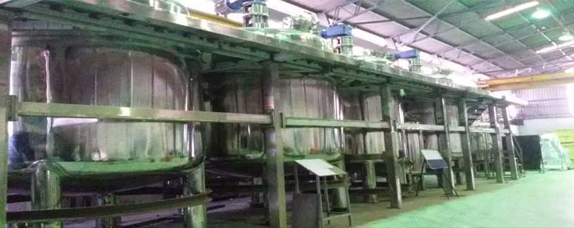 Process vessels mounted on legs with working platform