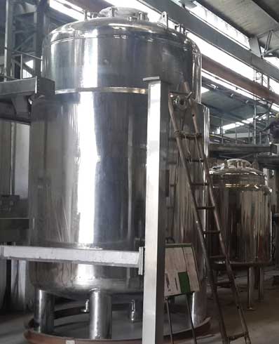 Storage vessel with platform leg mounted